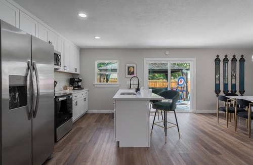 Grand Prairie House | fifa-15 mins to stadium -Speakeasy-game room-Gatsby-themed-heated pool