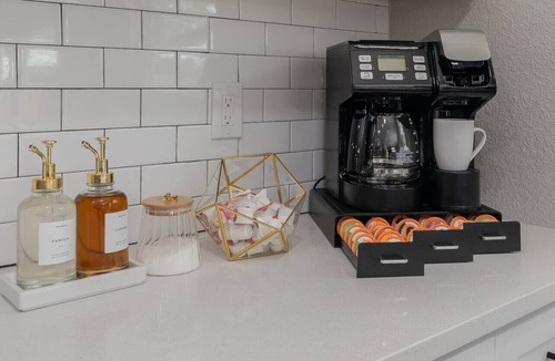 Grand Prairie House | fifa-15 mins to stadium -Speakeasy-game room-Gatsby-themed-heated pool