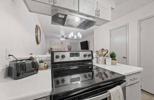 Central Arlington Apartment | FIFA 2026 Arlington 2BR Steps to AT&T