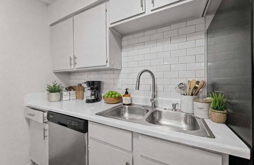 Central Arlington Apartment | FIFA 2026 Arlington 2BR Steps to AT&T