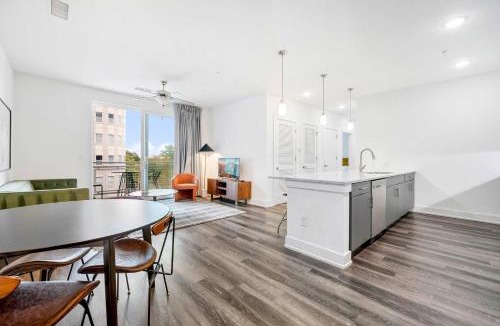 SoNo Apartment | FIFA 2026 Stay - 2B2B with Private Balcony Modern & Stylish - 2 mi from Mercedes-Benz Stadium - 6