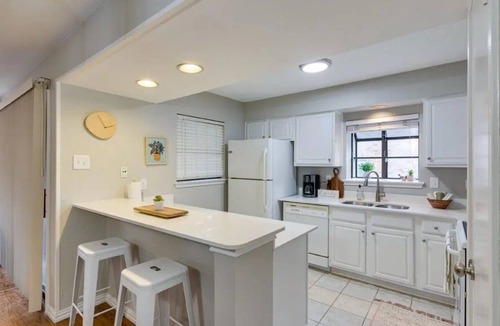 Far North Dallas Condo | FIFA 26 Easy access to stadium. Charming 1-BR condo in Far North Dallas w Pool