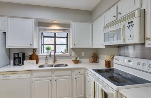 Far North Dallas Condo | FIFA 26 Easy access to stadium. Charming 1-BR condo in Far North Dallas w Pool