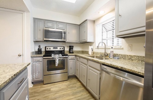Far North Dallas Condo | FIFA 26 Easy access to stadium. Cozy 1BR condo in fantastic North Dallas w Pool