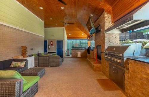 North Houston Apartment | FIFA 2BR Resort‑Style · Pool & Gym · 25min to NRG
