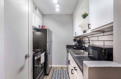 Central Arlington Apartment | FIFA | 3 Min Walk to AT&T | 1BR | Free Parking!