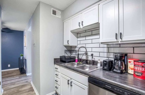 Central Arlington Apartment | FIFA | 3 Min Walk to AT&T | 1BR | Free Parking!