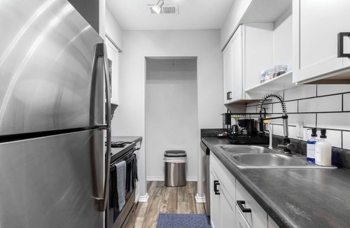 Central Arlington Apartment | FIFA | 3 Min Walk to AT&T | 3BR | Free Parking!