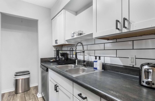 Central Arlington Apartment | FIFA | 3 Min Walk to AT&T | 3BR | Free Parking!