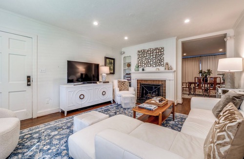 Oak Lawn House | FIFA CONVENIENT! AMERICAN AIRLINES 2M,DALLAS STADIUM 18M,FAIR PARK 3.4M,SMU 1.2M
