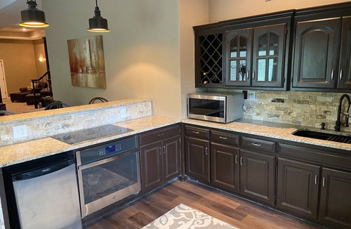 Shawnee House | FIFA Luxury 5BR/near Arrowhead/Sleeps 14/Dual Kitchens/Fireplaces/Private Suite