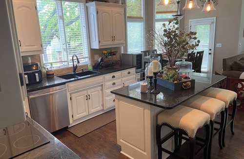 Shawnee House | FIFA Luxury 5BR/near Arrowhead/Sleeps 14/Dual Kitchens/Fireplaces/Private Suite