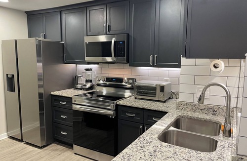 Trinity Vicinity Condo | FIFA ready! 30 mins to Philly- Condo with Parking, near Amtrak & Septa station