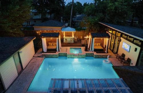 Westbury House | FIFA Ready 5BR Retreat with Heated Pool and Fire Pit
