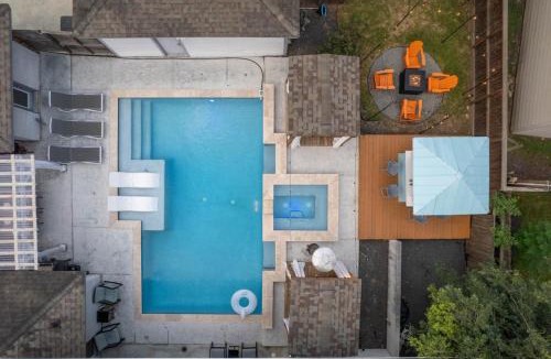 Westbury House | FIFA Ready 5BR Retreat with Heated Pool and Fire Pit