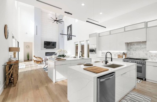 Dallas House | FIFA READY! Upscale Designer Modern Home Close to Uptown Dallas ~ 4 King Beds