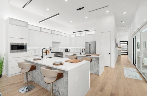 Dallas House | FIFA READY! Upscale Designer Modern Home Close to Uptown Dallas ~ 4 King Beds