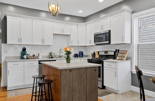 Dudley Square Apartment | FIFA! Spacious Modern 3BR - FREE Parking - Heart of Boston