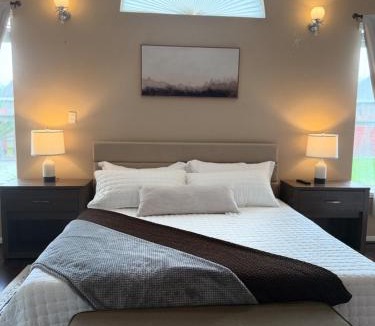 Clodine Villa | FIFA Traveler Oasis Pool Sauna Patio Arcade Sleep 16
