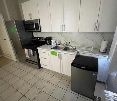 Little Portugal Apartment | FIFA WORLD CUP 5 PEOPLE STAY APARTMENT-Free Wifi-One Stop to BMO FIELD