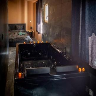 Vaise Apartment | Fifty Shades Suite