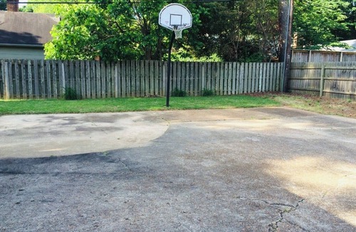 Ellendale House | Film in Movie-East Memphis Quiet Large 5 BR,3 Bath,10 beds with King sleeps 14