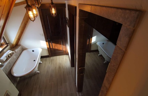 Victor Bed & Breakfast | Fin and Feather Inn