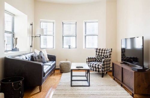 Boston Financial District Apartment | Financial District, close to Quincy Market, Aquarium & Seaport. 5min walk to public transportation.