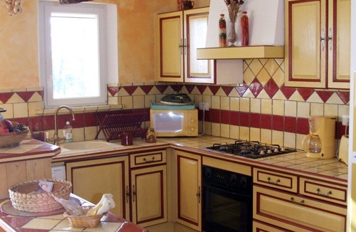 Pierrerue Villa | Finca "Maison Coquelicot - Mas de bel Air" with Shared Pool & Wi-Fi