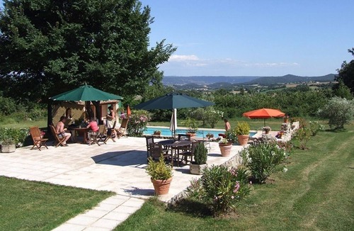Pierrerue Villa | Finca "Maison Tournesol - Mas de bel Air" with Shared Pool & Wi-Fi