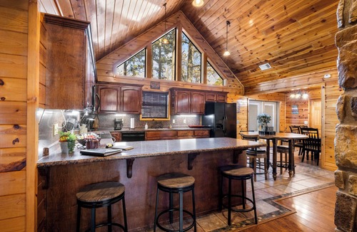Broken Bow Cabin | Finch's Nest, Hot Tub, Pool Table, By Grateful Head Pizza & Blue Rooster.