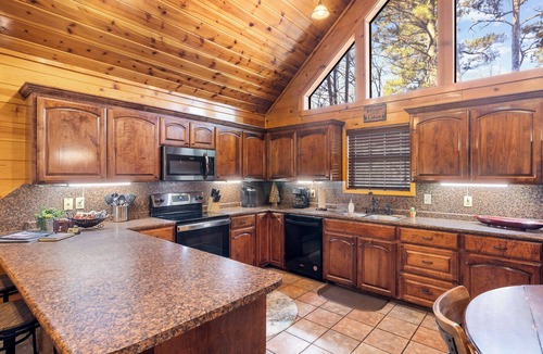 Broken Bow Cabin | Finch's Nest, Hot Tub, Pool Table, By Grateful Head Pizza & Blue Rooster.