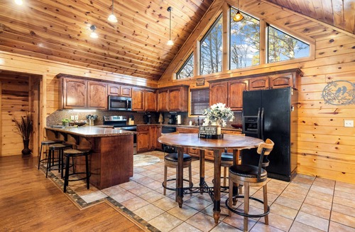 Broken Bow Cabin | Finch's Nest, Hot Tub, Pool Table, By Grateful Head Pizza & Blue Rooster.