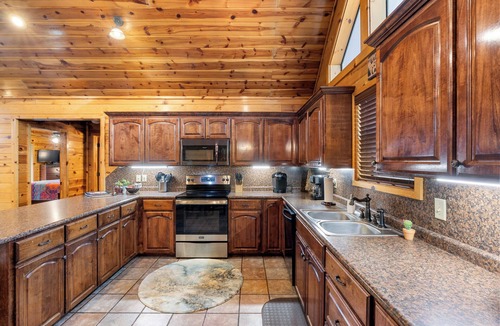 Broken Bow Cabin | Finch's Nest, Hot Tub, Pool Table, By Grateful Head Pizza & Blue Rooster.