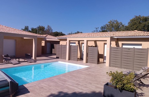 Saint-Martin-de-Londres Apartment | Finches Nest - Self-contained apartment for two with swimming pool and jacuzzi!