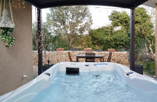 Saint-Martin-de-Londres Apartment | Finches Nest - Self-contained apartment for two with swimming pool and jacuzzi!