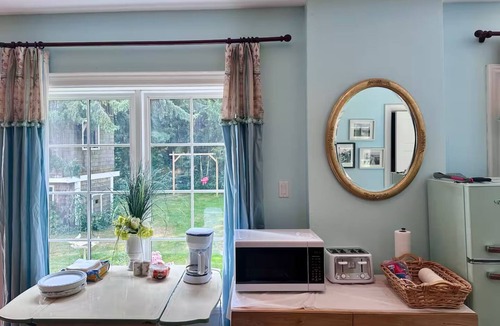 Grafton House | Finchstone Guest House- Walk to Ste. Anne's Spa