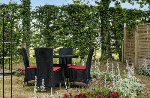 Fej House | Find Inner Silence In The Old Grain Loft