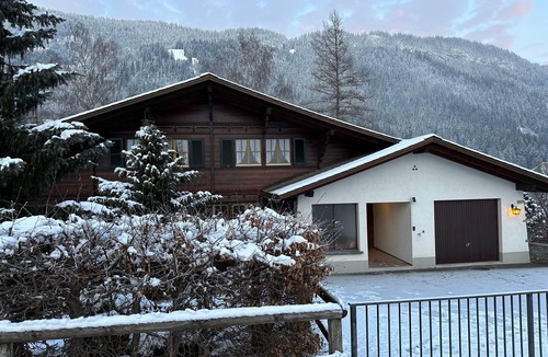 Zweisimmen Apartment | Finkenwiese Suite - with billiard and sun room