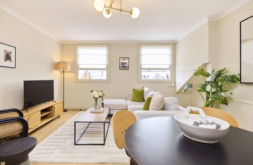 Brownswood Apartment | Finsbury Park Two-Bed Split-Level Flat