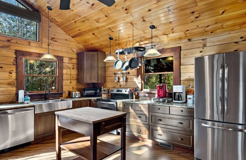 Vein Mountain Cabin | Fiona's Forest Haven by Carolina Properties - Mother's Day Weekend