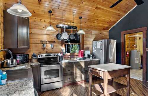 Vein Mountain Cabin | Fiona's Forest Haven by Carolina Properties - Mother's Day Weekend