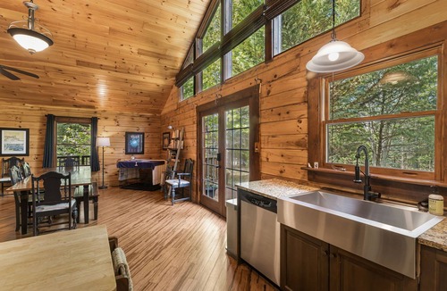 Vein Mountain Cabin | Fiona's Forest Haven by Carolina Properties - Mother's Day Weekend