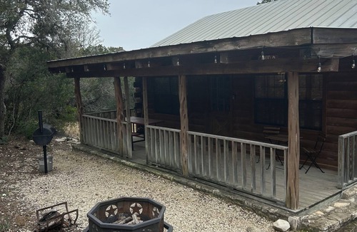 Concan Cabin | "Fir Deer Life" 2-bedroom 1 bath cabin 2 in cool Concan with WiFi, AC