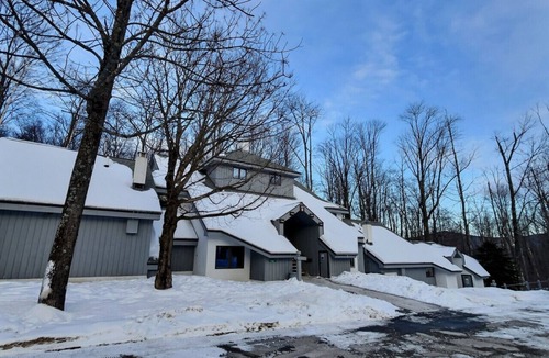 Killington Condo | FirBear- Pool, Gym, Hot tub.