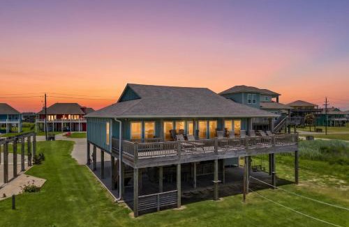 Crystal Beach House | Fire and Ike - A stunning 4 bedroom, 3 bathroom, Beachfront Retreat! Massive Lot Packed w Amenities