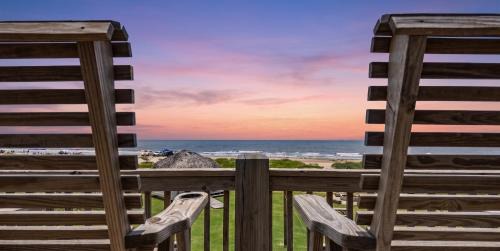 Crystal Beach House | Fire and Ike - A stunning 4 bedroom, 3 bathroom, Beachfront Retreat! Massive Lot Packed w Amenities