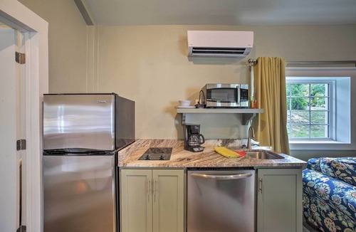 Downtown Branson Cottage | Fire Pit Access: Cozy Dtwn Branson Cottage!