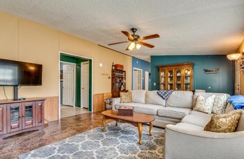 Mountville House | Fire Pit and Deck Pet-Friendly Luthersville Home!