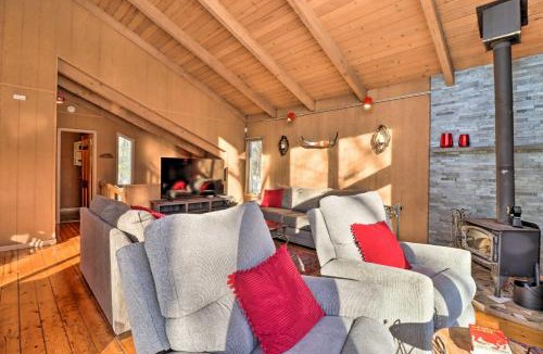 East Stroudsburg House | Fire Pit and Grill Lakefront Poconos Cottage!